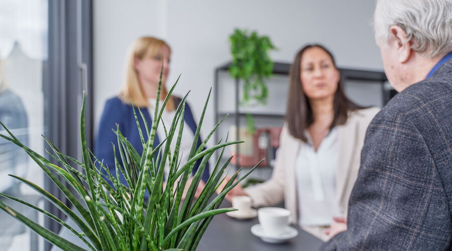Büroalltag und Besprechungssituation