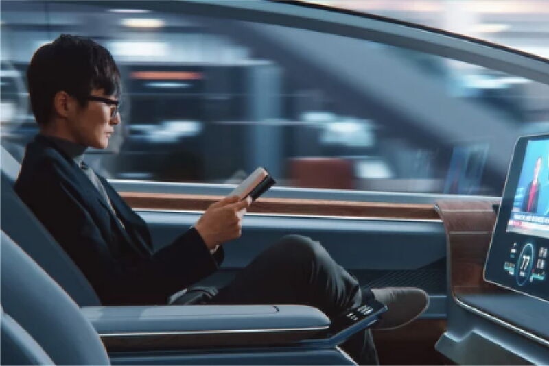 Person in futuristischem Auto-Interieur