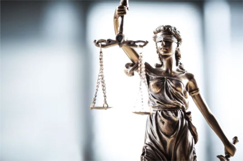 Justitia-Statue als Symbol für Gerechtigkeit in Rechtsstreitigkeiten