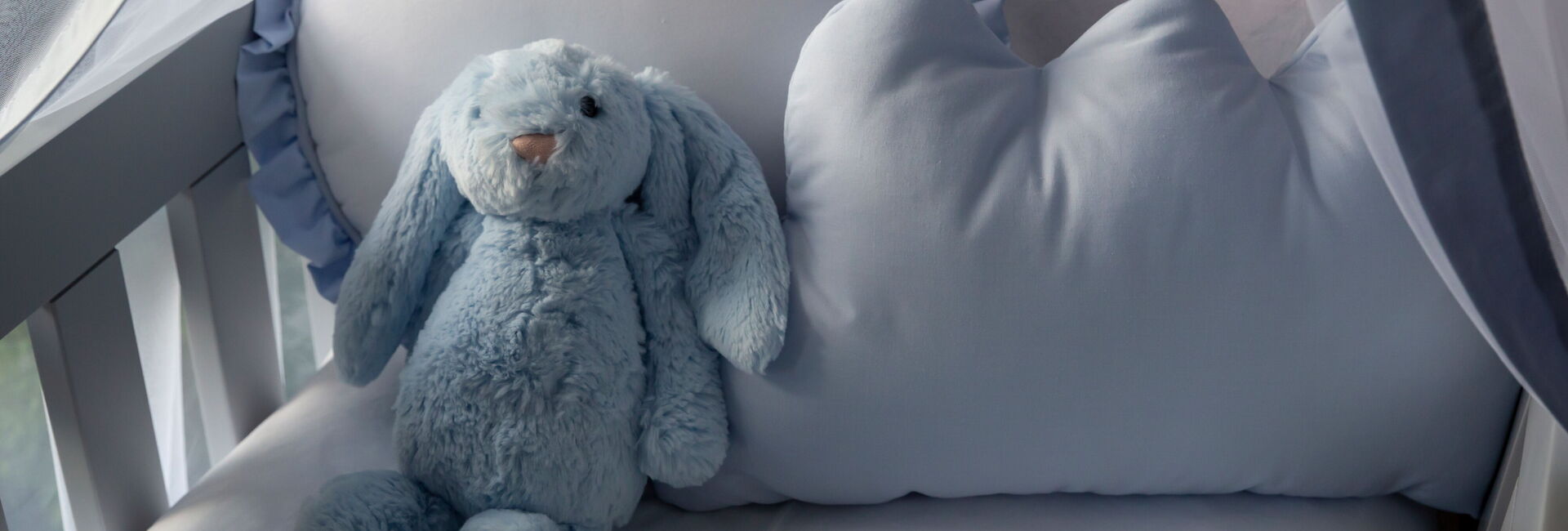 Plüschtier Hase im Babybett