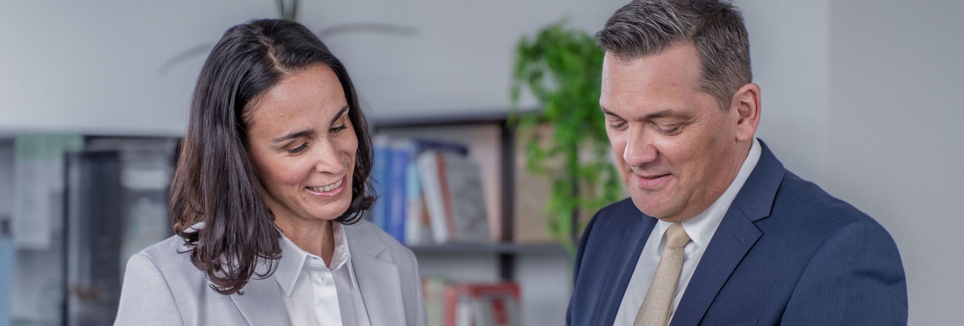 Rechtsanwalt und Mandantin besprechen medizinische Fachbereiche