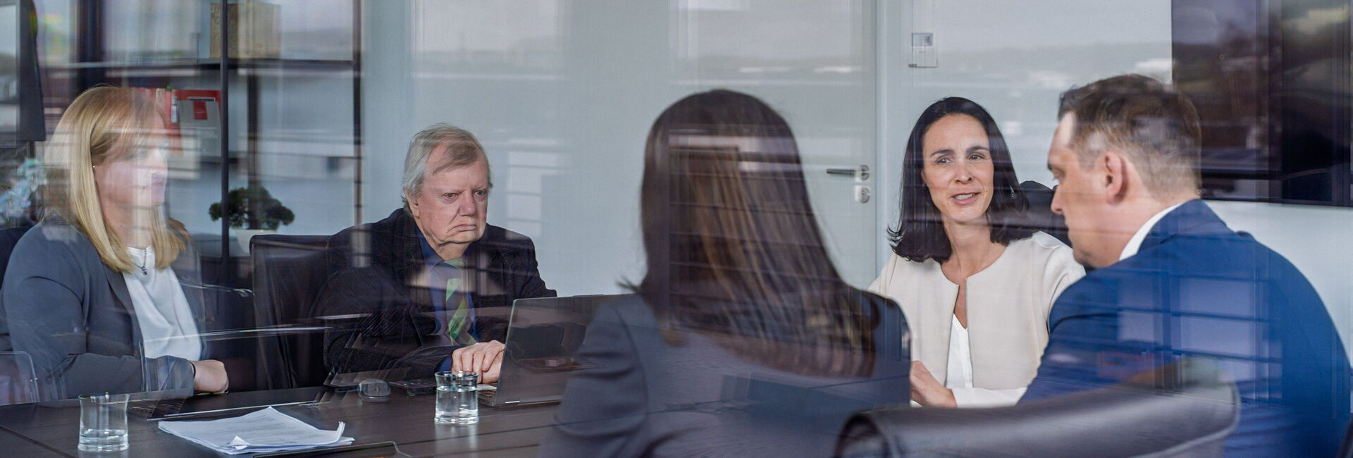 Besprechungssituation im Konferenzraum der Kanzlei